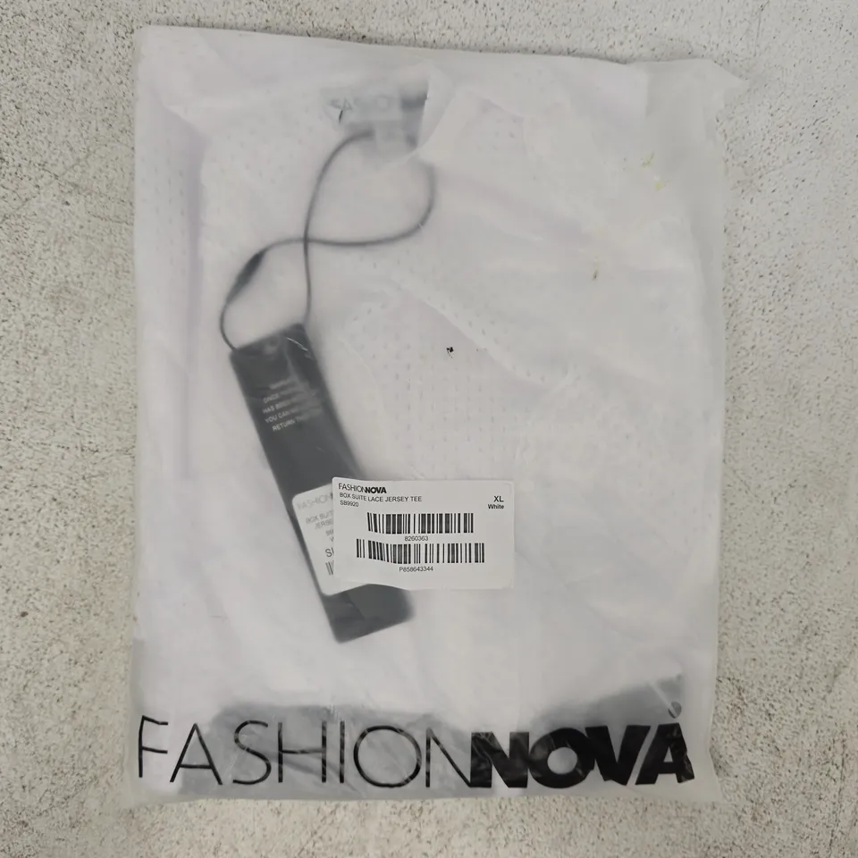 BAGGED FASHION NOVA BOX SUITE LACE JERSEY T-SHIRT IN WHITE SIZE XL