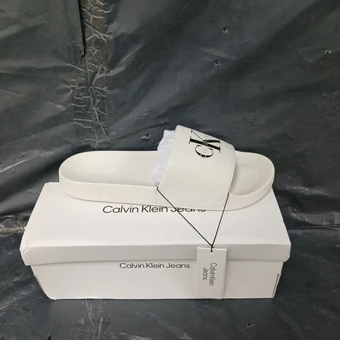 BOXED PAIR OF CALVIN KLEIN JEANS SLIDES CREAM WHITE SIZE 44