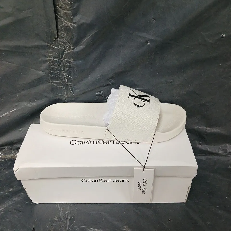 BOXED PAIR OF CALVIN KLEIN JEANS SLIDES CREAM WHITE SIZE 44