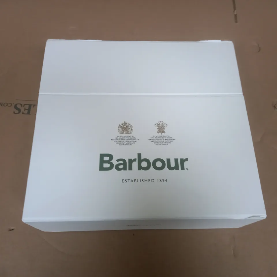 BOXED BARBOUR PENSHAW GIFT SET IN GREEN 