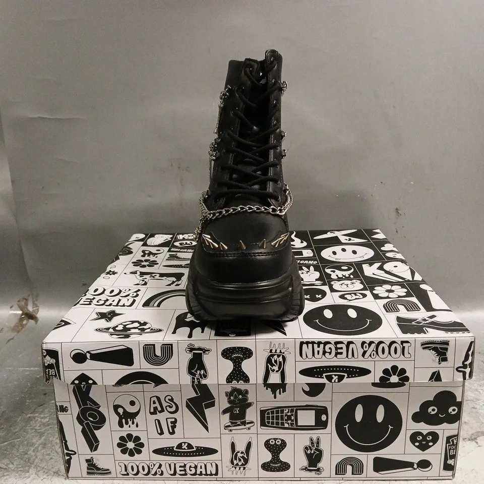BOXED PAIR OF KOI BONED CATCH BLACK MYSTIC CHARM BOOTS IN BLACK SIZE UK 4