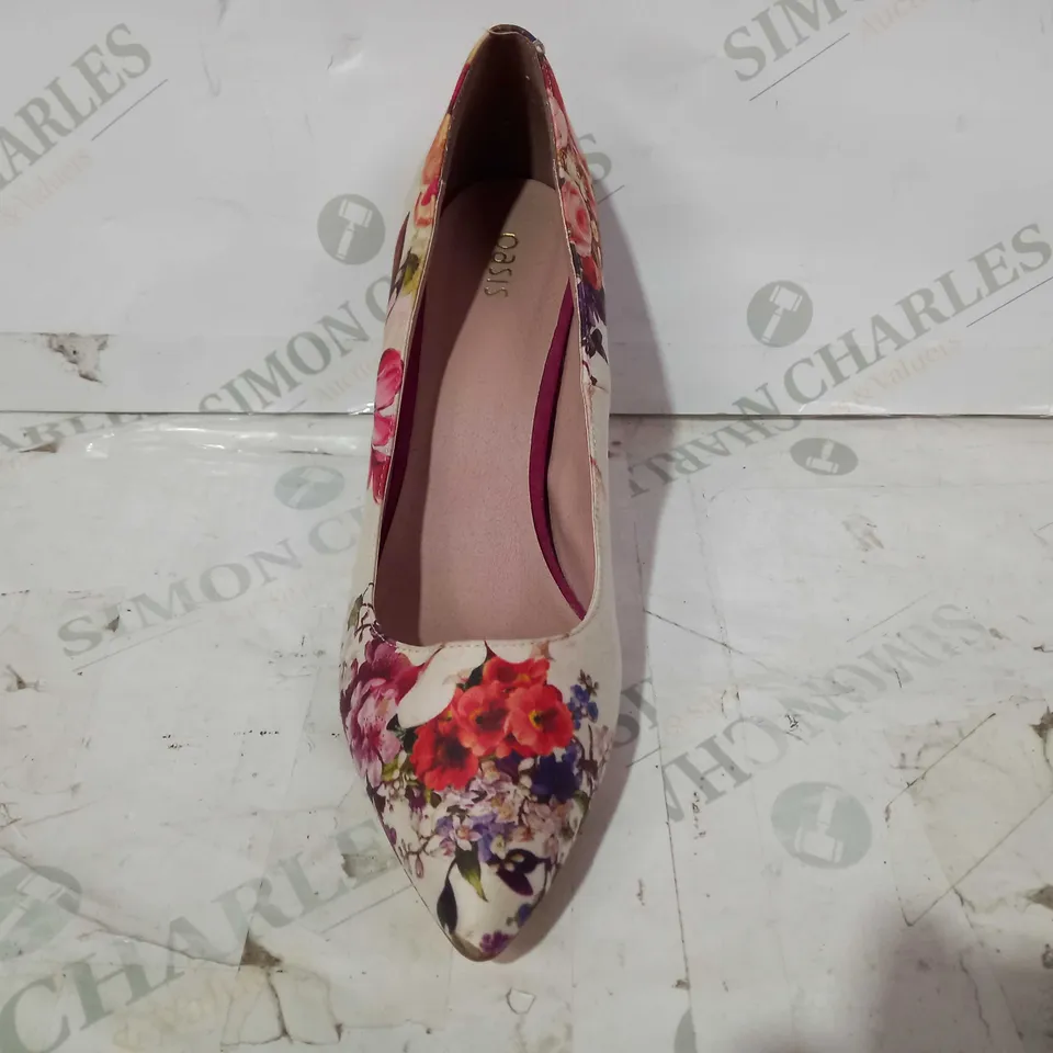 BOXED PAIR OF OASIS COSED TOE HEELS IN FLORAL PRINT EU SIZE 39