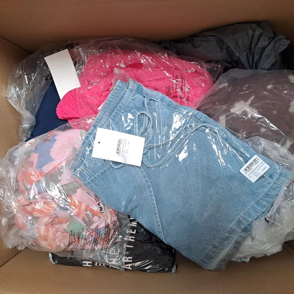 APPROXIMATELY 20 ASSORTED CLOTHING ITEMS IN VARIOUS STYLES AND SIZES 