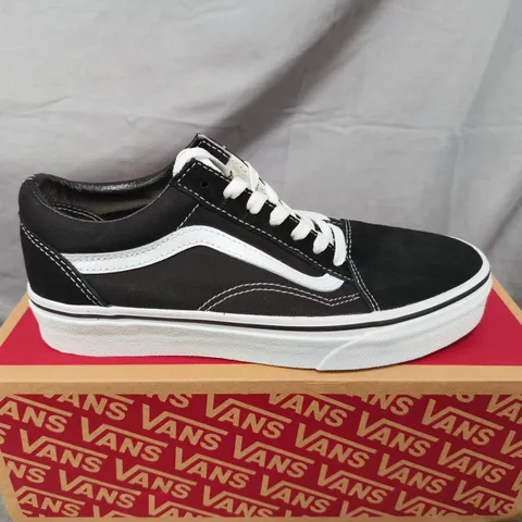 BOXED VANS OLD SKOOL SNEAKERS BLACK/WHITE – UK 5 (US 6) MEN'S