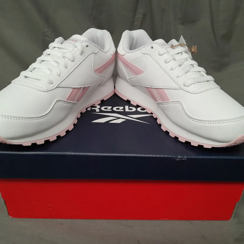 BOXED PAIR OF REEBOK ROYAL REWIND RUN SHOES IN WHITE/PINK UK SIZE 3