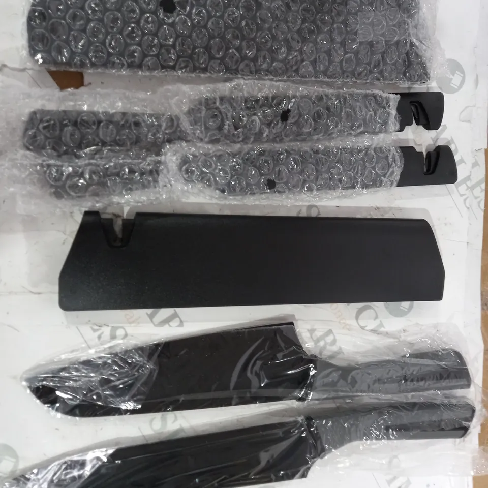 COOK'S ESSENTIALS SET OF KNIVES WITH SHARPENING SHEATHS IN BLACK