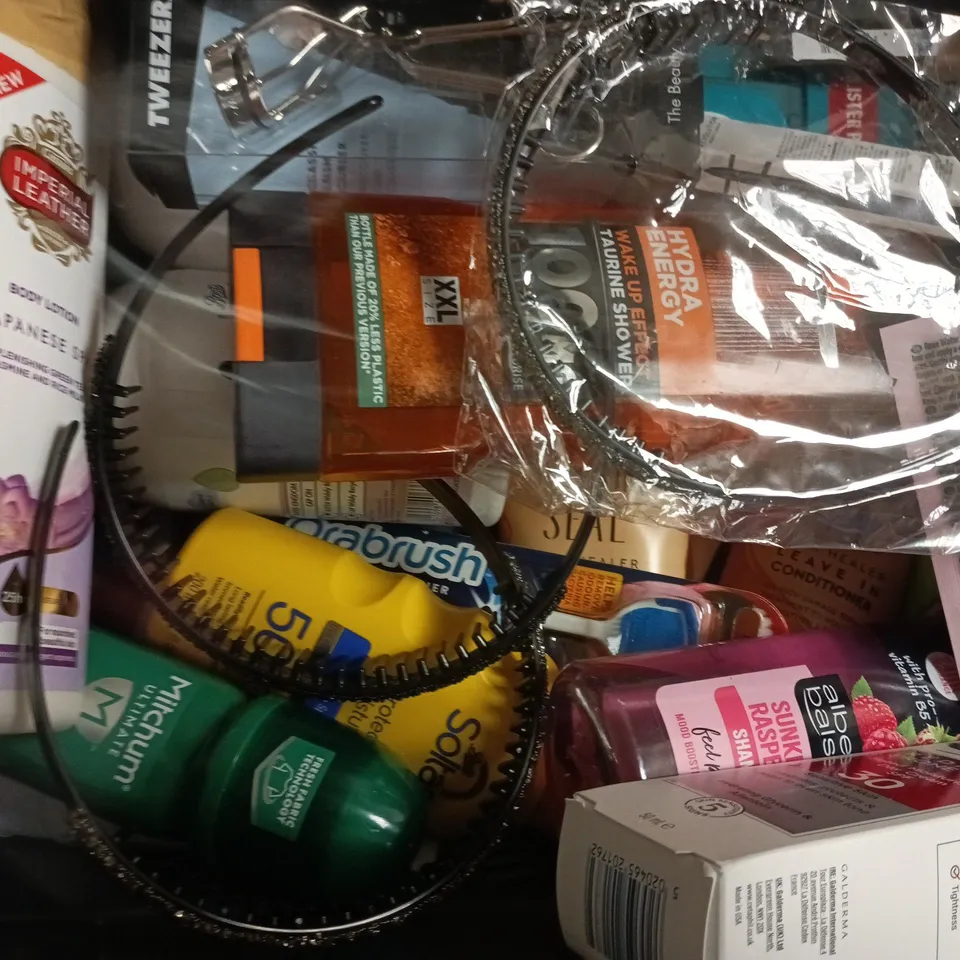 APPROXIMATELY 20 ASSORTED COSMETIC ITEMS INCLUDING VARIOUS MAKES AND BRANDS - COLLECTION ONLY