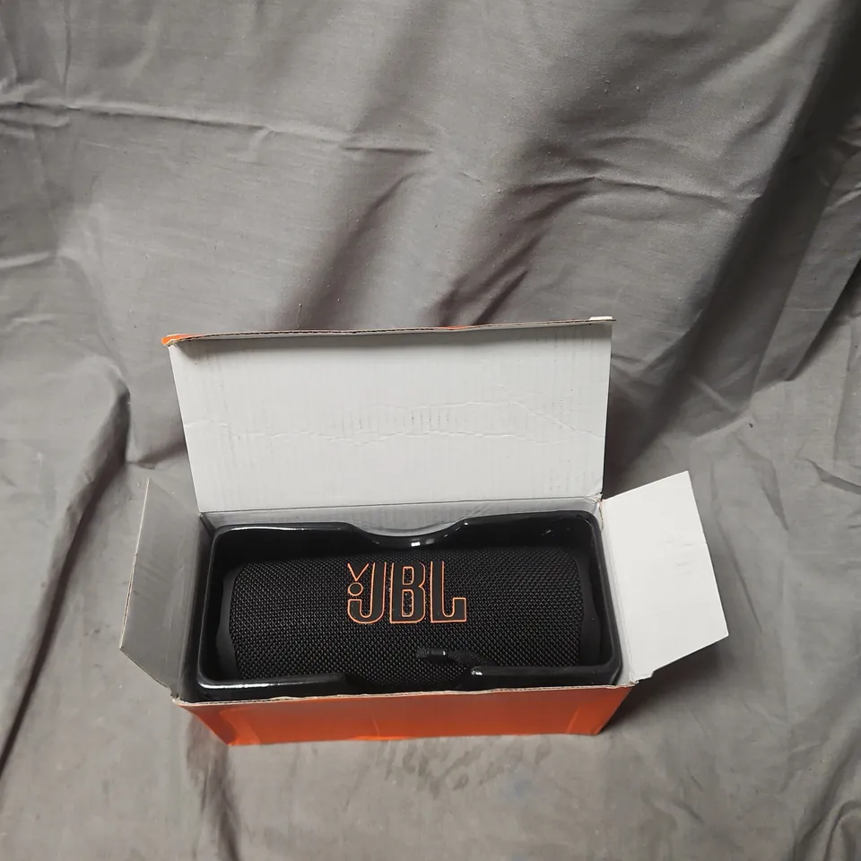 JBL FLIP 6 PORTABLE BLUETOOTH SPEAKER