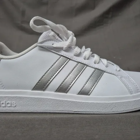 BOXED PAIR OF ADIDAS GRAND COURT 2.0 K SHOES IN WHITE/SILVER UK SIZE 6.5