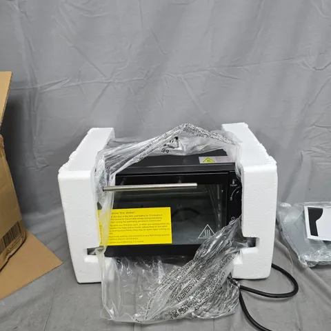 HOMCOM 750W COUNTERTOP OVEN WITH GLASS DOOR – BLACK