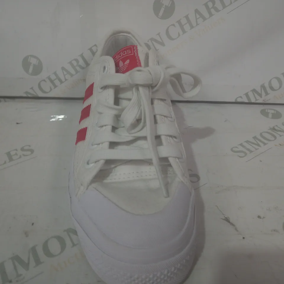 PAIR OF ADIDAS TRAINERS IN WHITE/RED UK SIZE 4