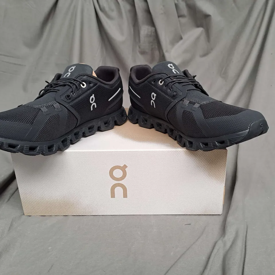 BOXED PAIR OF CLOUD 5 TRAINERS IN BLACK SIZE 10