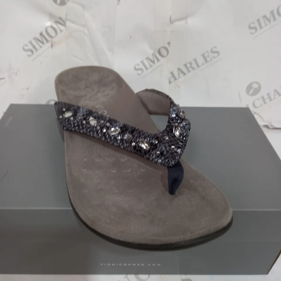 BOXED PAIR OF VIONIC REST LUCIA SANDALS IN SLATE SIZE 6.5