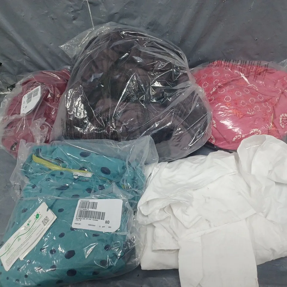 BOX OF APPROXIMATELY 10 ASSORTED CLOTHING ITEMS IN VARIOUS COLOURS, SIZES AND STYLES