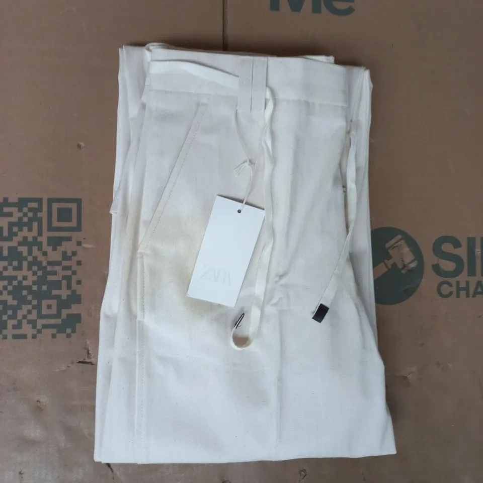 ZARA STRAIGHT FIT TROUSERS IN CREAM SIZE 31