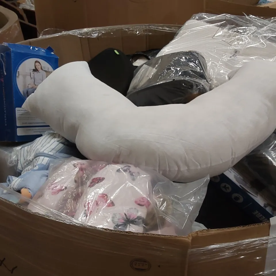 PALLET TO CONTAIN A LARGE ASSORTMENT OF PILLOWS AND CUSHIONS // BRANDS MAY VARY
