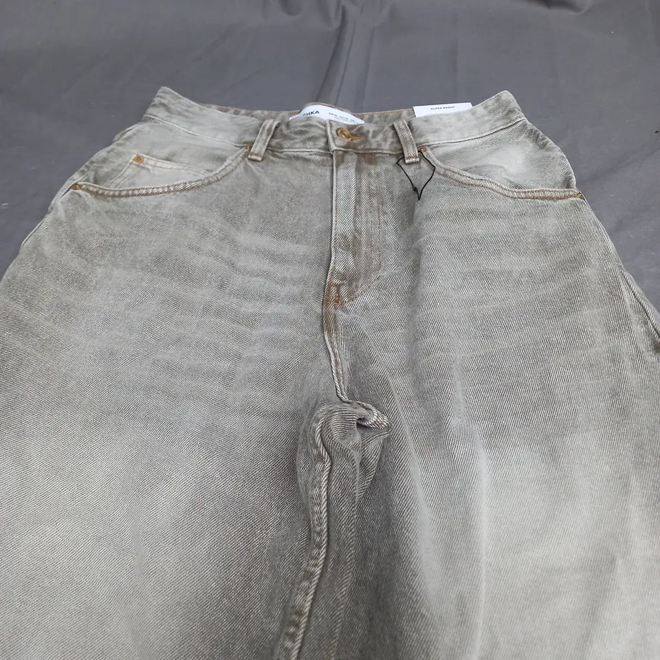 BERSHKA SUPER BAGGY LIGHT GREEN SHORTS - EUR 36