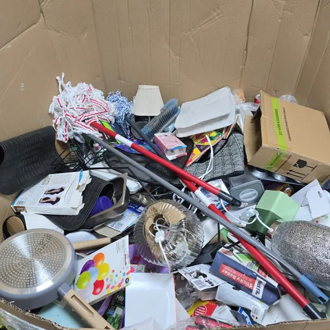 PALLET OF APPROXIMATELY 60 ASSORTED HOUSEHOLD PRODUCTS TO INCLUDE TABLE LAMPS, PANS, HOME DECOR ETC - COLLECTION ONLY 