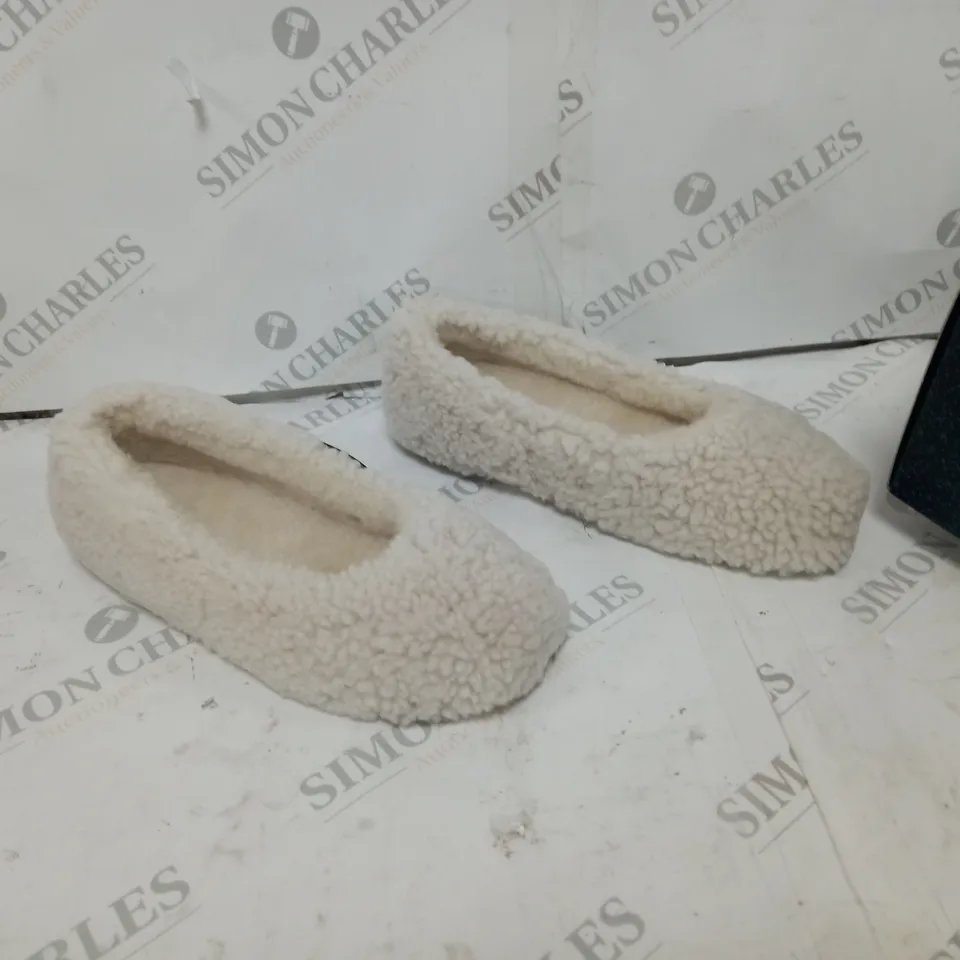 PAIR OF EMU AUSTRALIA "MIRA" TEDDY SLIPPERS NATURAL - SIZE 5 - BOXED 
