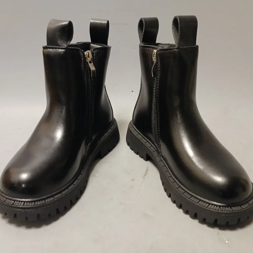 BOXED PAIR OF DESIGNER KIDS SIDE-ZIP CHELSEA BOOTS IN BLACK EU SIZE 28