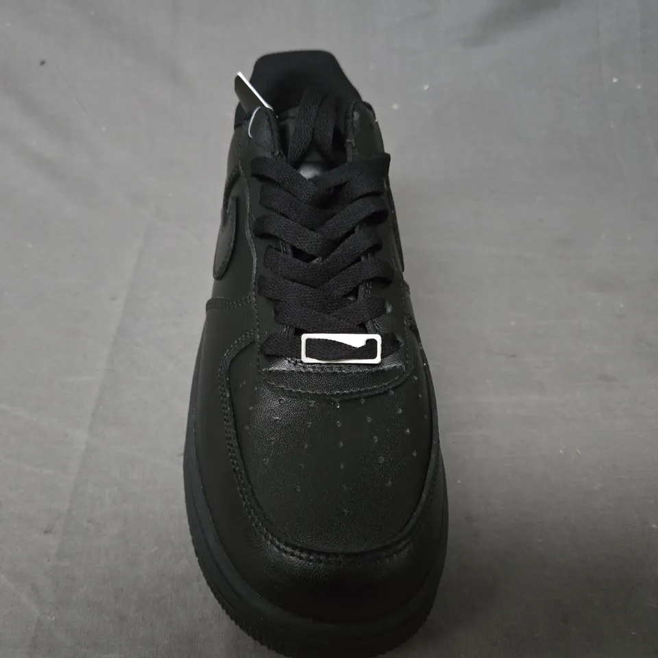 PAIR OF NIKE AIR FORCE 1 SHOES IN BLACK UK SIZE 9