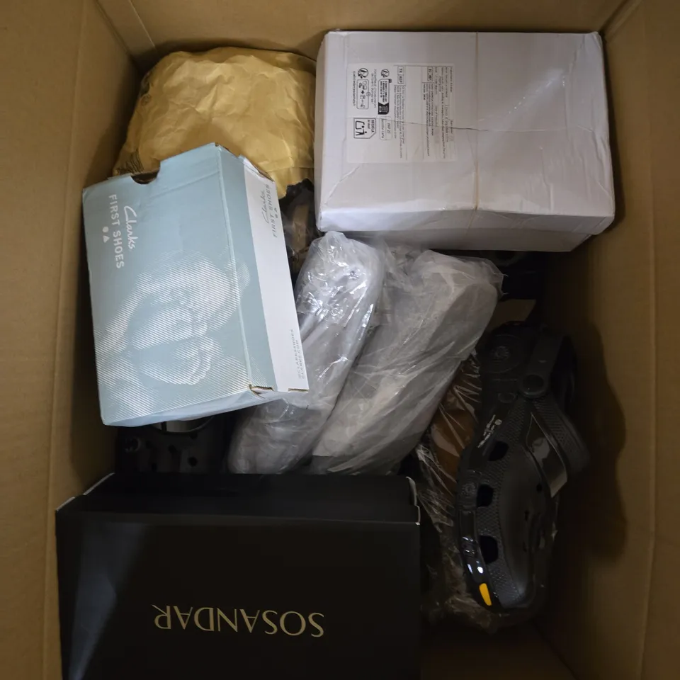 APPROXIMATELY 10 PAIRS OF ASSORTED SHOES IN VARIOUS STYLES AND SIZES 
