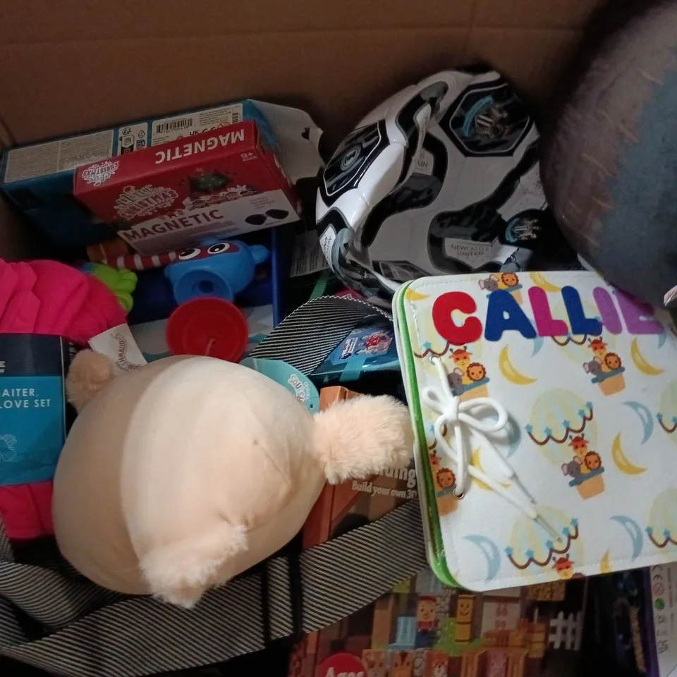 LARGE QUANTITY OF ASSORTED TOYS AND GAMES TO INCLUDE - TEDDIES, FOOTBALL AND BATH TOYS