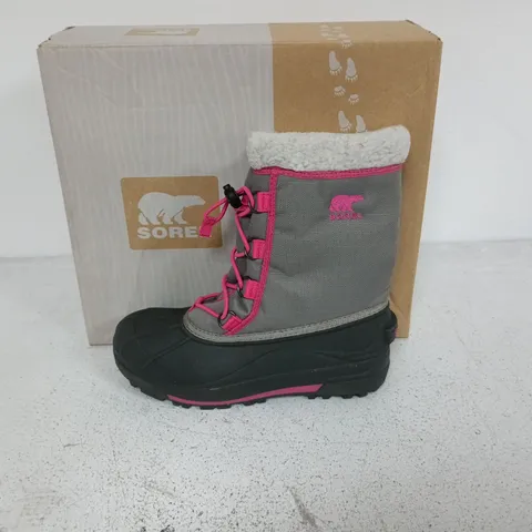 BOXED PAIR OF SOREL YOUTH CUMBERLAND 2 BOOTS IN LIGHT GREY/PINK - UK 5.5