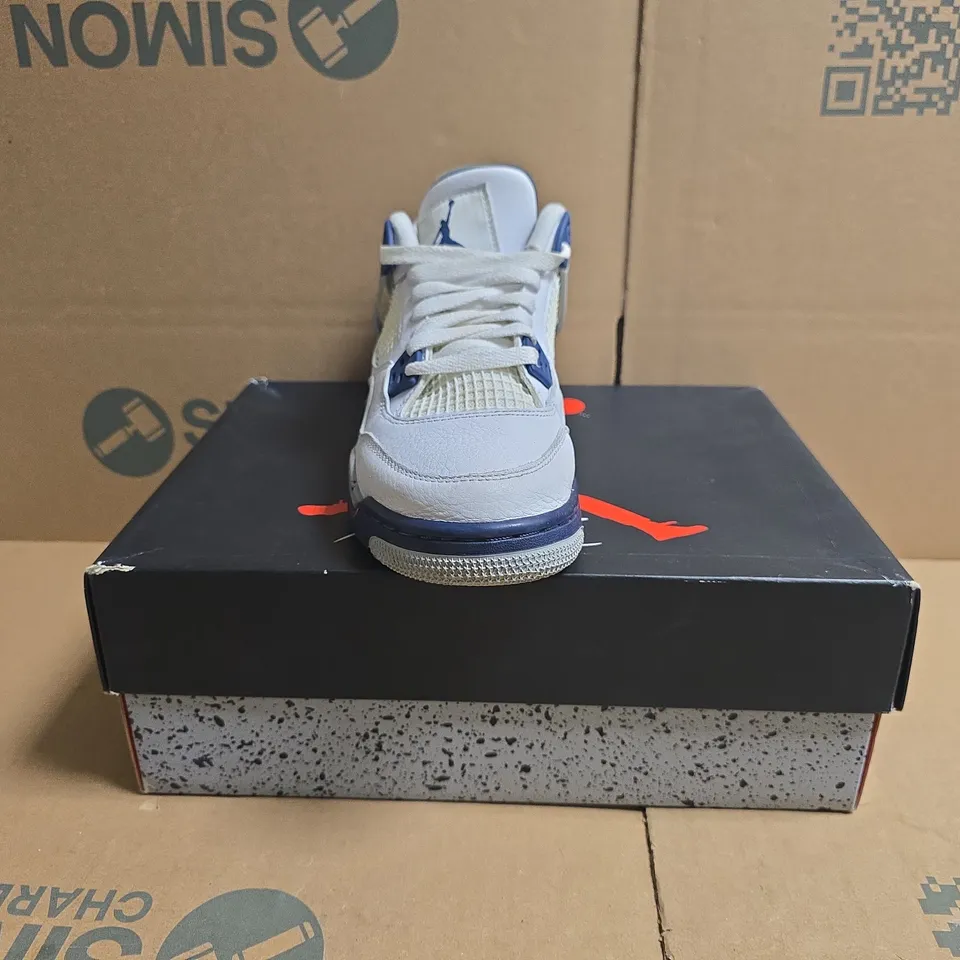 BOXED PAIR OF AIR JORDAN 4 RETRO TRAINERS IN WHITE/NAVY SIZE 5.5
