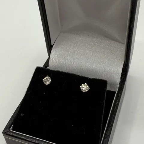 18CT WHITE GOLD STUD EARRINGS SET WITH NATURAL DIAMONDS