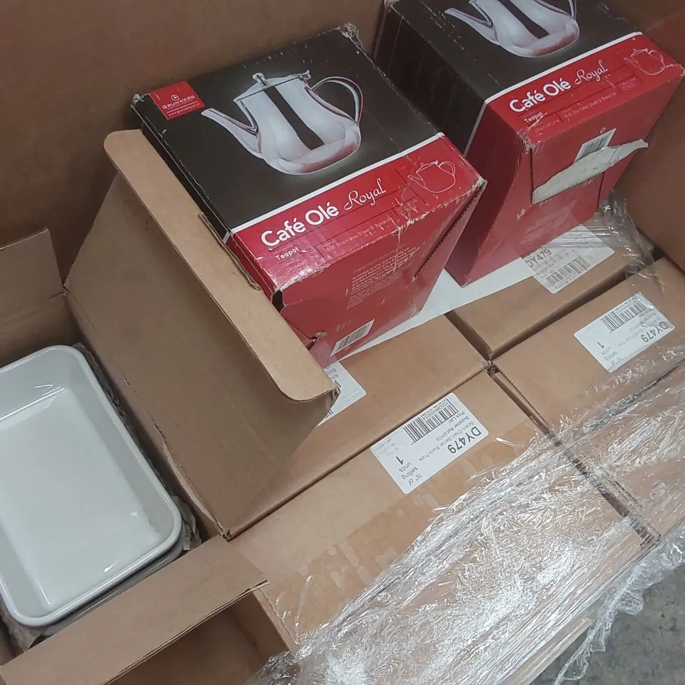 PALLET CONTAINING A VERY LARGE QUANTITY OF ASSORTED CATERING ITEMS INCLUDING: TEAPOTS, DISHES, DISPOSABLE CUPS, APRONS, SPONTEX SPONGES, DISPOSABLE PARTY TRAYS ECT