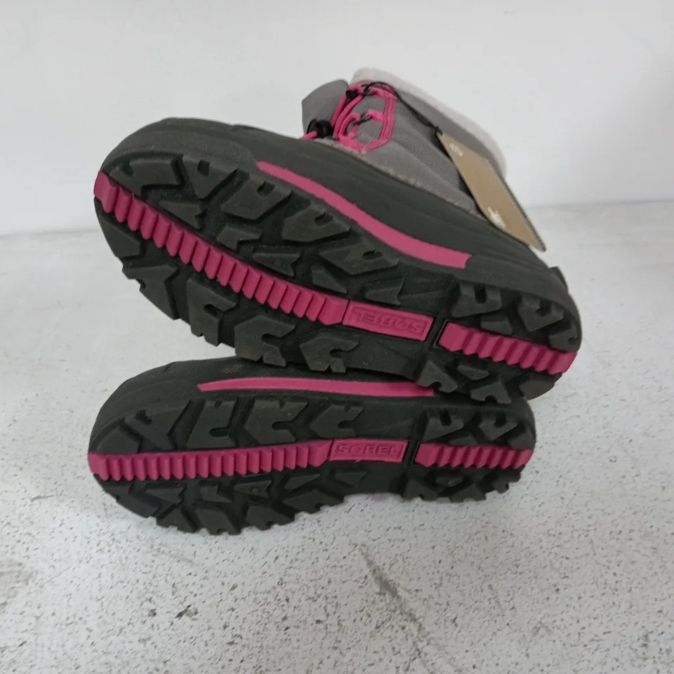 BOXED PAIR OF SOREL YOUTH CUMBERLAND 2 BOOTS IN LIGHT GREY/PINK - UK 2.5