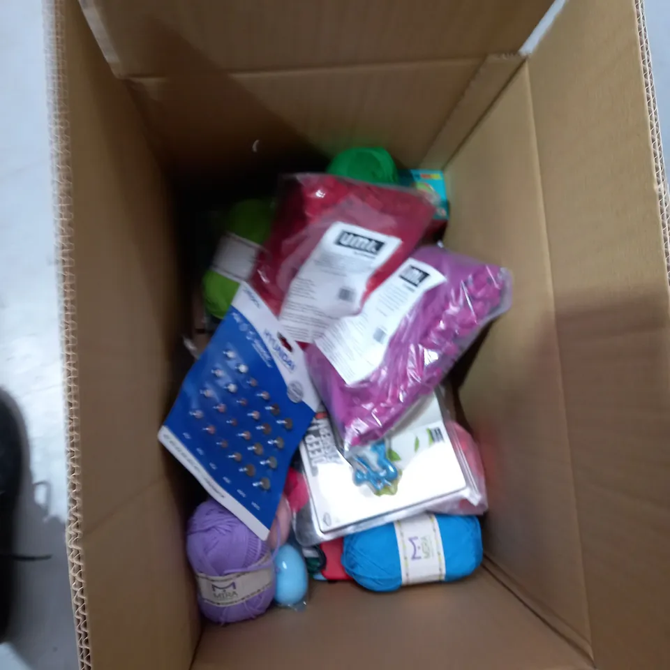 BOX OF ASSORTED ITEMS APPROXIMATELY 15 INCLUDING 1KG WEIGHT, KNITTING YARN, FRIDGE BALLS ETC