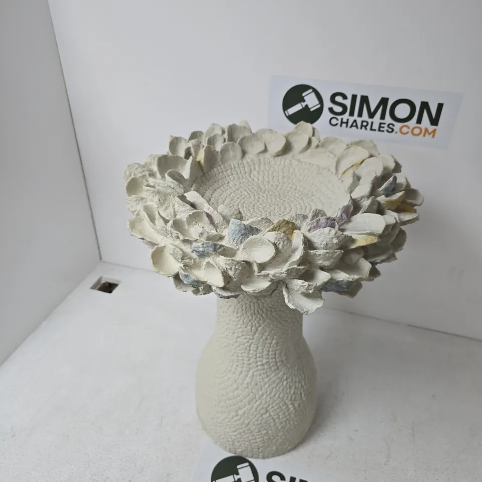 CERAMIC VASE WITH TEXTURED BODY AND PETAL-FORM RIM – CREAM GLAZE 