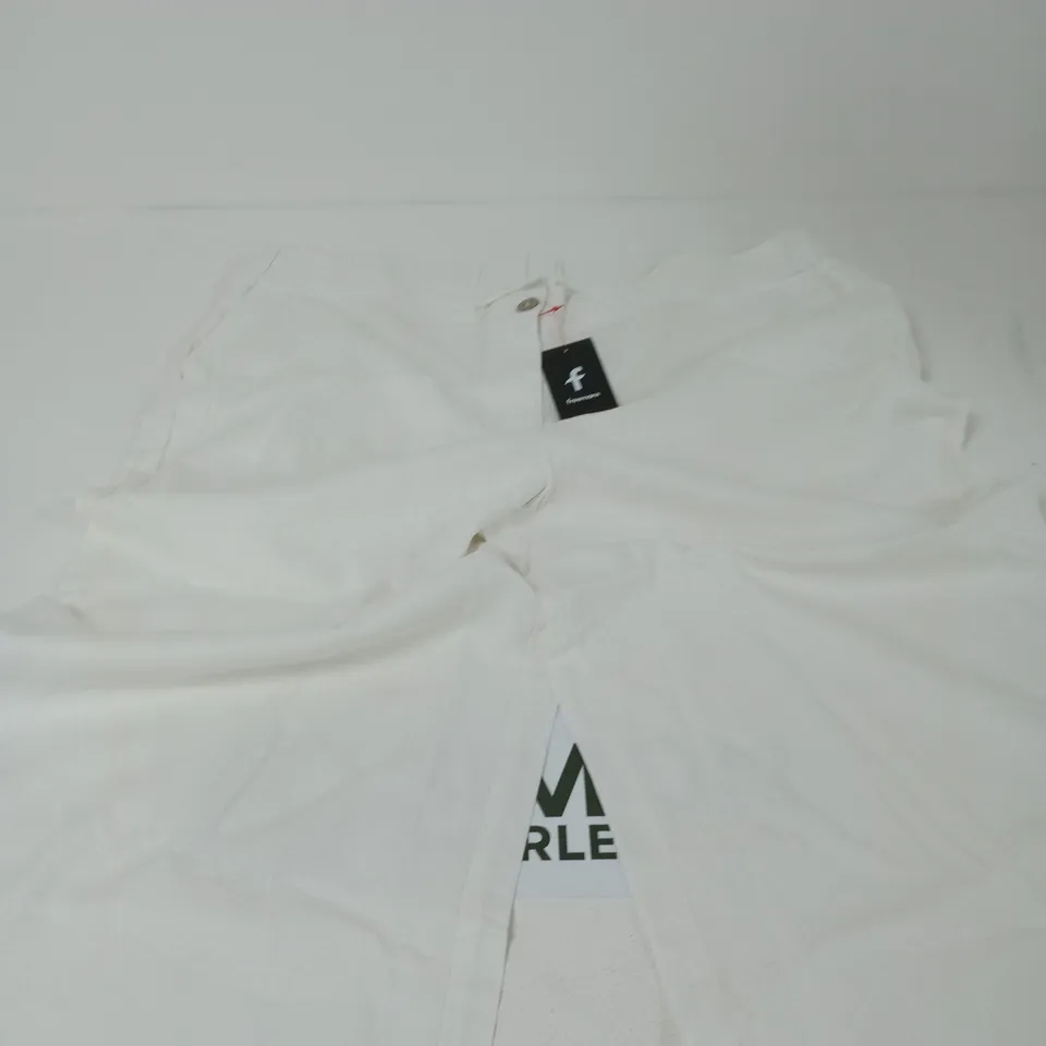 WOMEN'S WHITE TROUSERS, SIZE UK 20