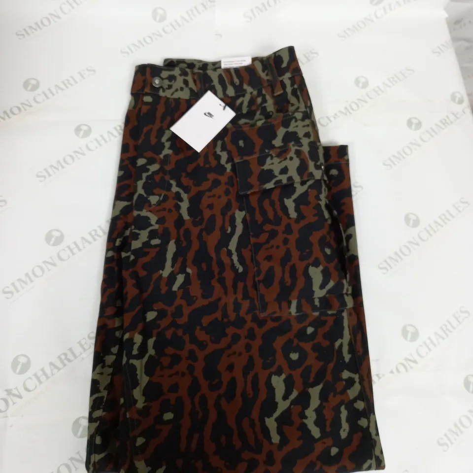 NIKE ANIMAL PRINT WIDE LEG CARGO PANTS SIZE W34