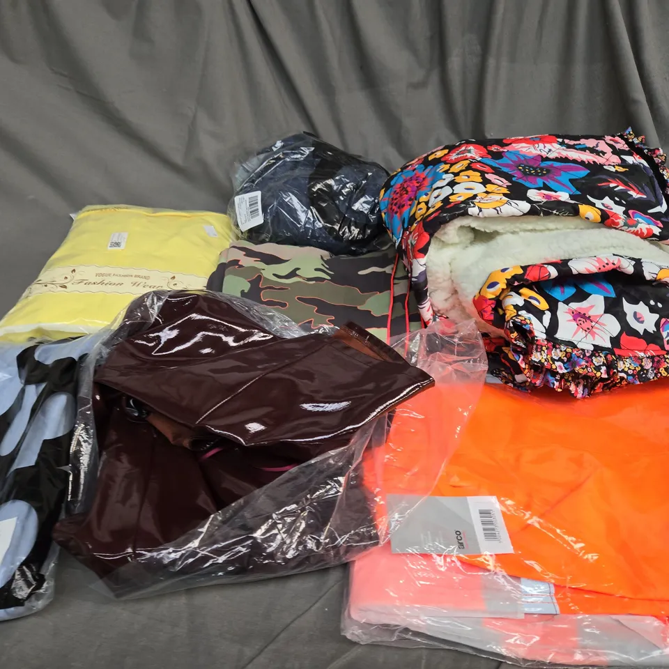 BOX OF ASSORTED CLOTHING ITEMS IN VARIOUS COLOURS, STYLE AND SIZES 