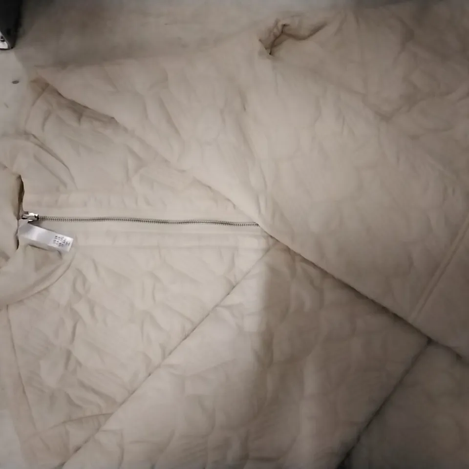 BOX CONTAINING MARLA WAYNE 8 BLUE JACKETS SIZE M  AND 2 ECRU JACKETS , 3XL