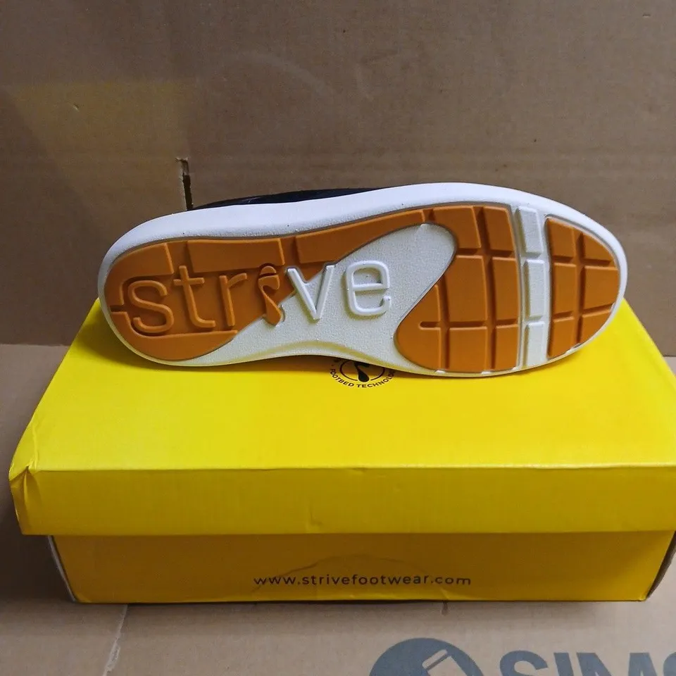 BOXED PAIR OF STRIVE DASH BLACK TRAINERS – UK 6 