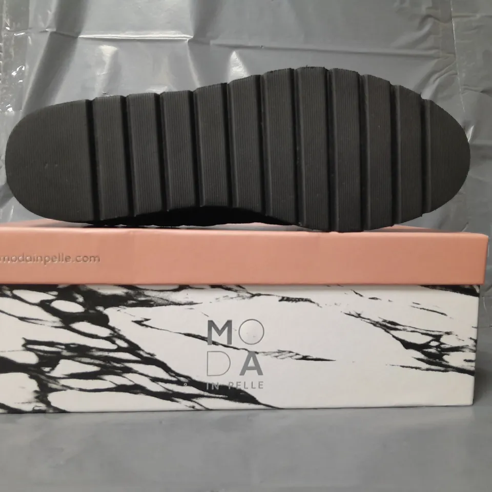 BOXED PAIR OF MODA IN PELLE QUILTED LOAFERS W. TASSEL IN BLACK SIZE 7