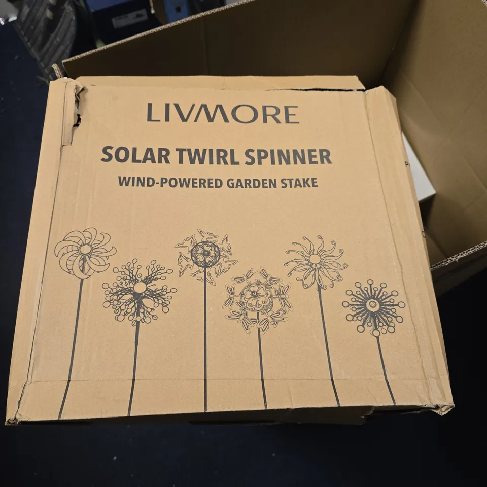 LOT OF ASSORTED HOUSEHOLD ITEMS TO INCLUDE LIVMORE SOLAR TWIRL SPINNER, WINDCHIME DREAMCATCHER AND CLOTHING ITEMS