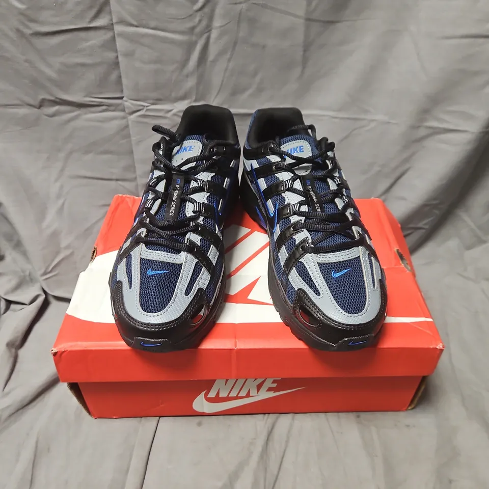 BOXED NIKE P-6000 TRAINERS – BLACK/OBSIDIAN/COOL GREY – UK 7.5 (US 8.5)