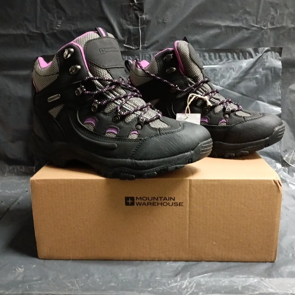 BOXED PAIR OF MOUNTAIN WAREHOUSE ADVENTURER WOMENS WATERPROOF WALKING BOOTS IN BLACK/PURPLE SIZE UK 6