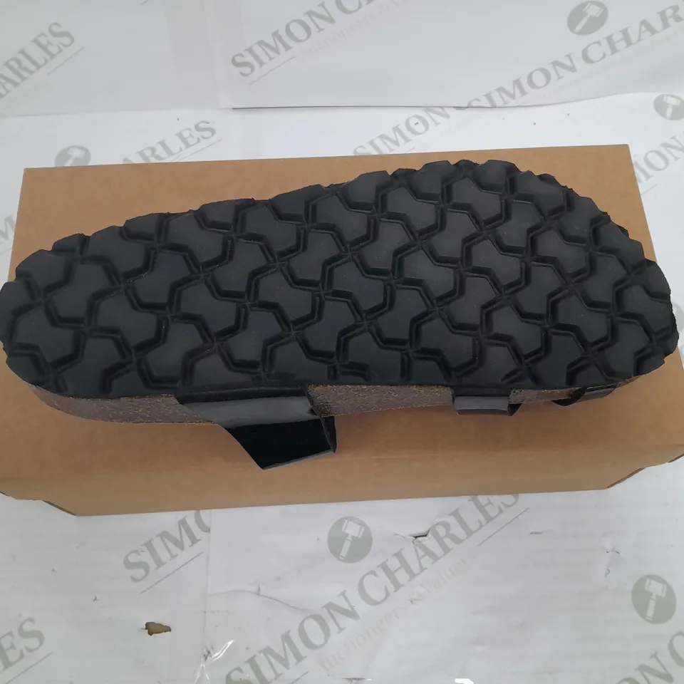 BOXED PAIR OF BONOVA SANDALS IN BLACK SIZE 6