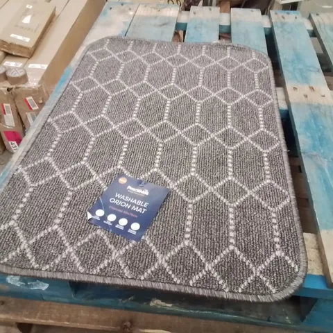 QUALITY DESIGNER AREA RUG - APPROXIMATELY 75X50CM