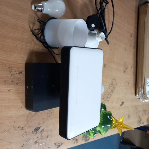BOX OF APPROX 5 ASSORTED ITEMS TO INCLUDE A TABLE LAMP, DIFFUSER, PHILIPS 7W BULB, ETC.