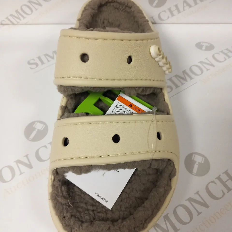 CROCS CLASSIC COZZY SANDAL SIZE M5/W6