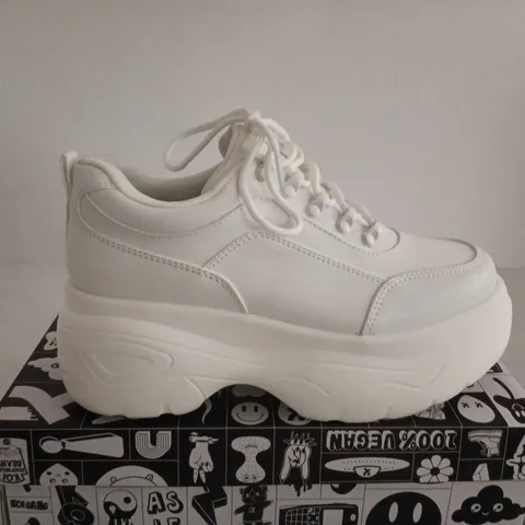 BOXED PAIR OF KOI JENNIE STRIKER WHITE CHUNKY PLATFORM SNEAKERS – BUBBLE TRAINERS, UK SIZE 6