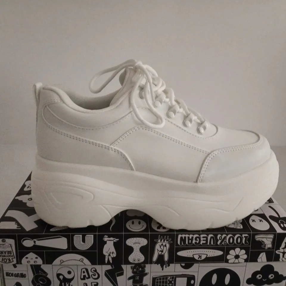 BOXED PAIR OF KOI JENNIE STRIKER WHITE CHUNKY PLATFORM SNEAKERS – BUBBLE TRAINERS, UK SIZE 6