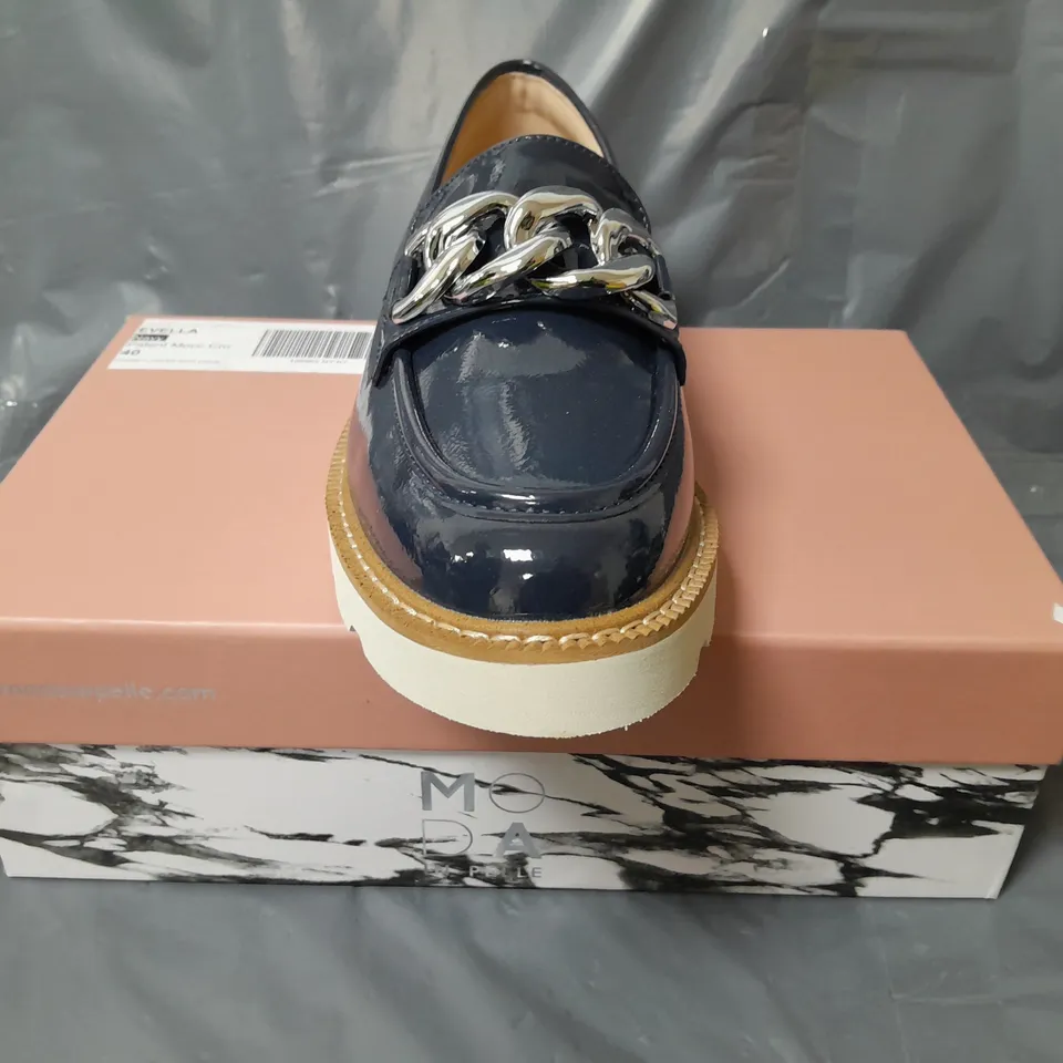 BOXED PAIR OF MODA IN PELLE CHUNKY LOAFERS IN NAVY W. SILVER EFFECT CHAIN SIZE 7